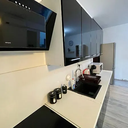 Rosnicka, Perfect Location With 24h Checkin, Balcony, Ac & Free Parking *