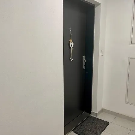 Apartment Rosnicka, Private Parking & 24h Checkin With Balcony And Ac *