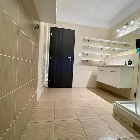 Rosnicka, Perfect Location With 24h Checkin, Balcony, Ac & Free Parking براتسيلافا