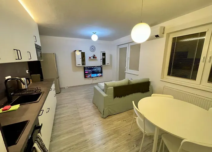 Apartment Rosnicka, Private Parking & 24H Checkin With Balcony And Ac *