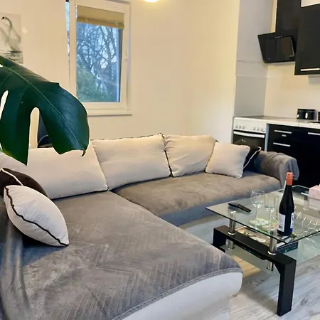 Apartment Rosnicka, Perfect Location With 24h Checkin, Balcony, Ac & Free Parking