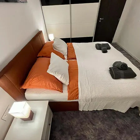 Апартаменти Rosnicka, Private Parking & 24h Checkin With Balcony And Ac