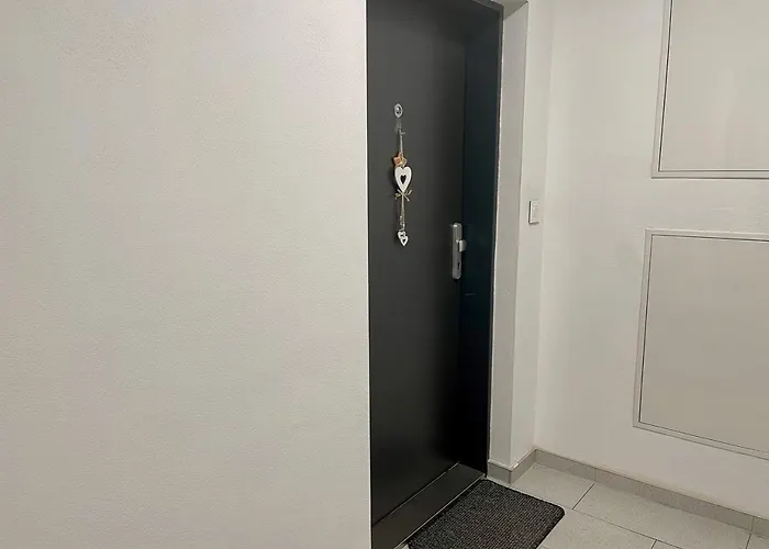 Appartement Rosnicka, Perfect Location With 24h Checkin, Balcony, Ac & Free Parking *