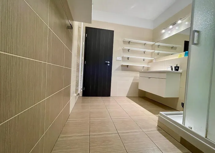 Rosnicka, Perfect Location With 24h Checkin, Balcony, Ac & Free Parking Bratislava